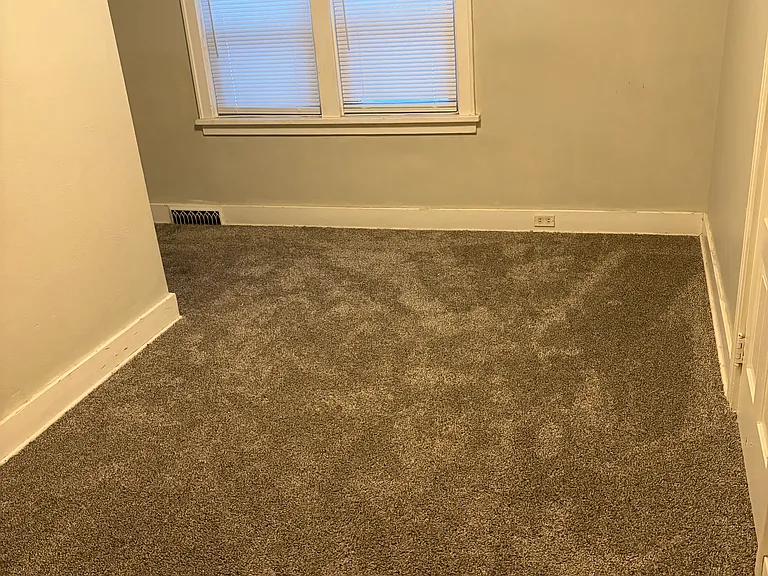 220 E Grove St — Photo 8