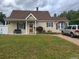 69 Swan Ln, Levittown, NY