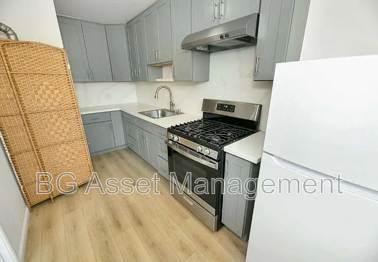 2039 Macarthur Blvd #10 — Photo 5