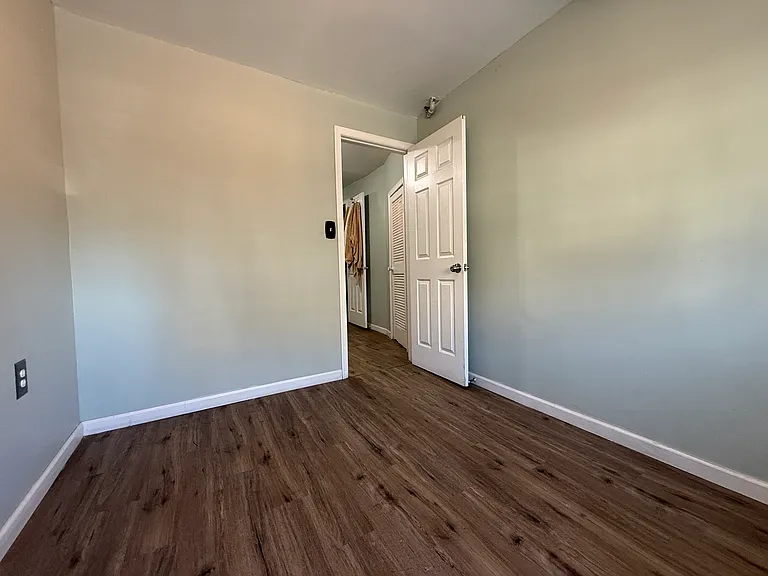 212 E Sheldon St — Photo 35