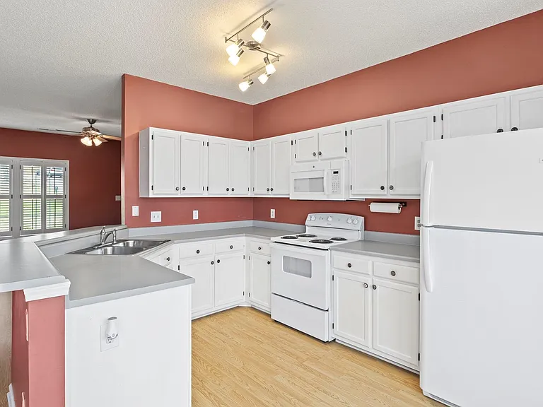 328 Glencoe Dr — Photo 10