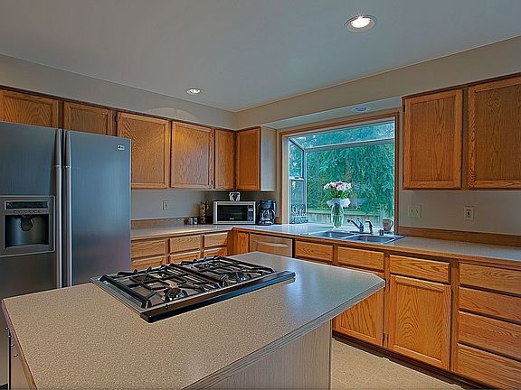 Spacious kitchen with lots of cabinets, s/s appliances w/gas cook top 