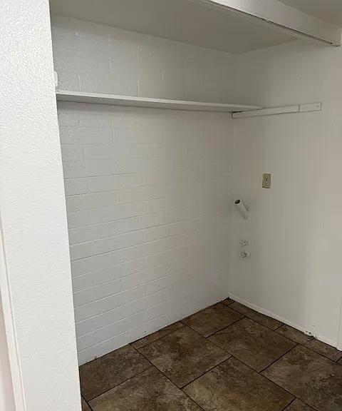 Full Size Washer & Dryer Hookups