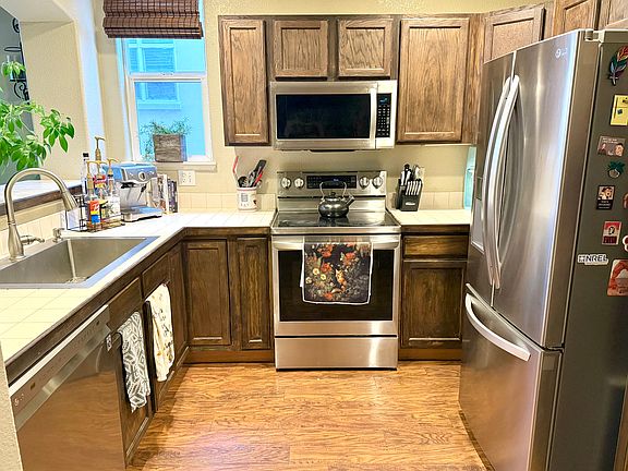 New stainless steel appliances, including self cleaning options and an oven air fryer feature.