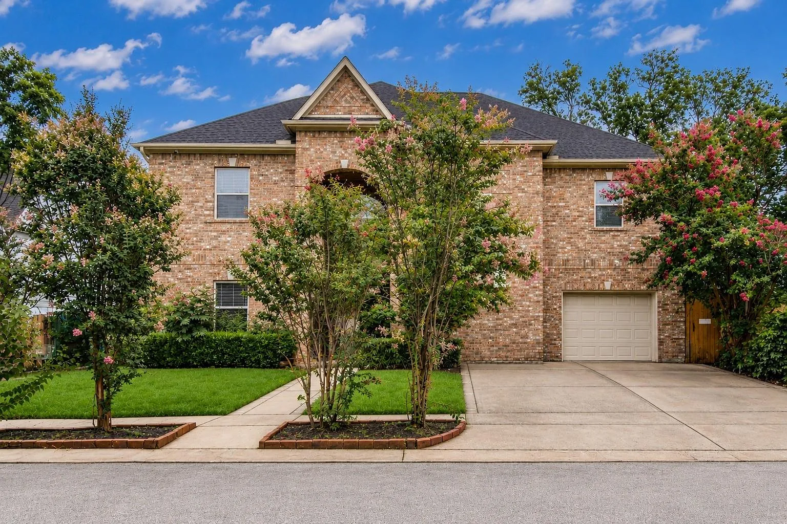 4 bed, 5.5 bath, 4525 sqft, $5,900 — Photo 1