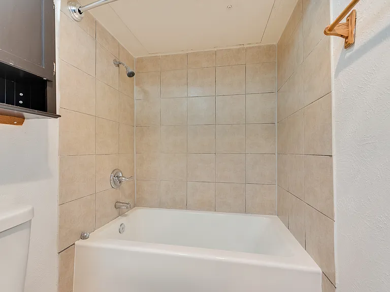409 Forestwood Dr — Photo 12
