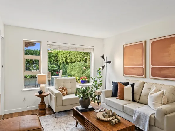 1677 Lloyd Ave #210, North Vancouver, BC V7P 0B1