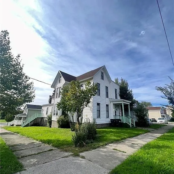 146 E 2nd St #5 — Photo 1