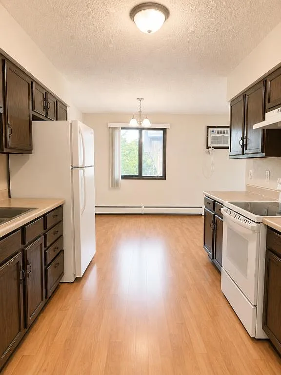 1025 Laramie Dr — Photo 1
