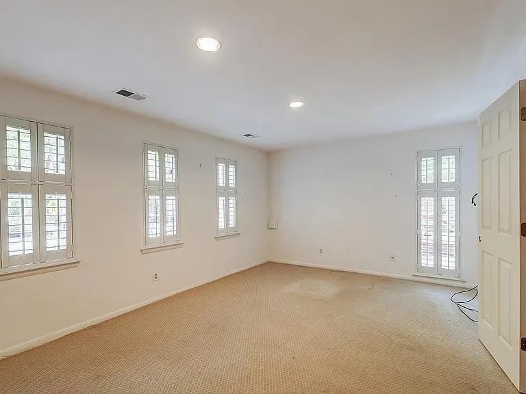 100 W Barre St — Photo 16