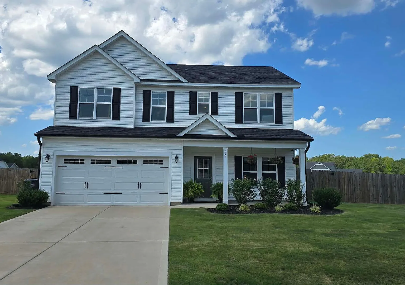 4-bedroom, 2.5-bath rental featuring an inviting open floor plan in Linden — Photo 1