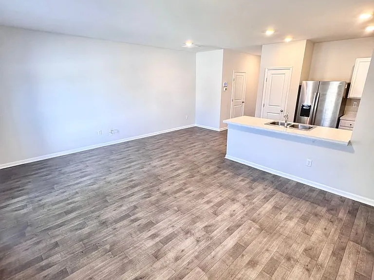 1161 Lova Ln — Photo 5