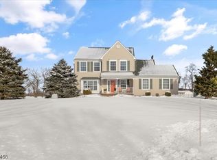 4 Pacesetter Dr, Hampton, NJ 08827