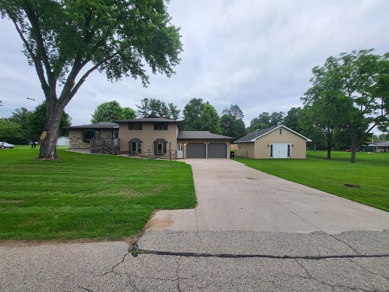 4 bed, 1920 sqft, $1,900 — Photo 2
