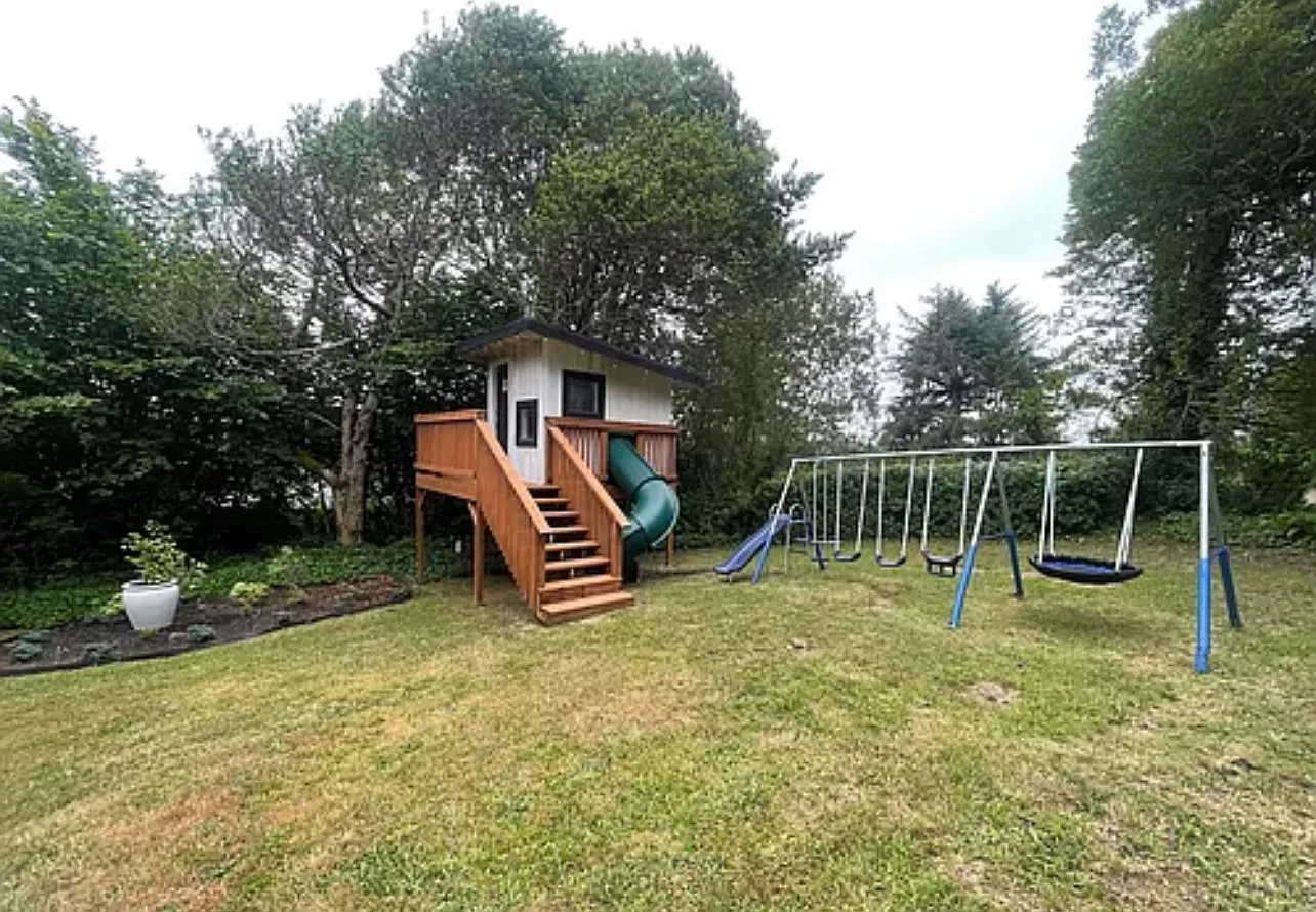 1398 Oregon Ave — Photo 2