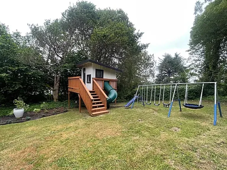 1398 Oregon Ave — Photo 2