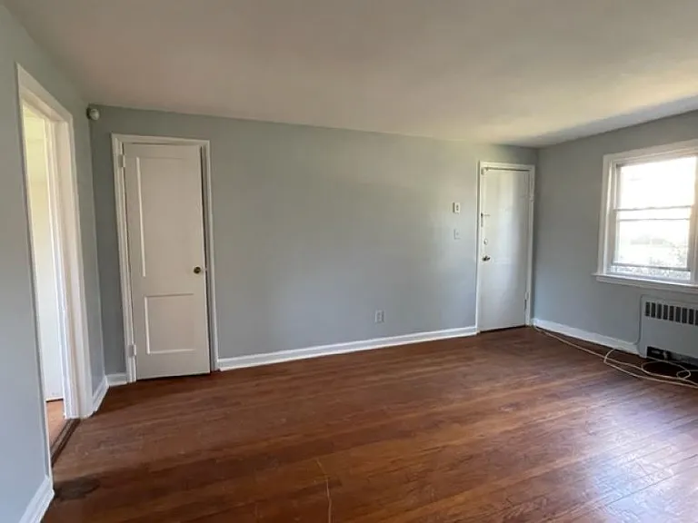 581 Thomas St — Photo 4