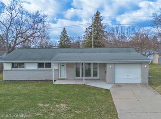 945 N Commerce Rd, Commerce Township, MI 48382