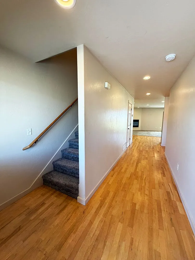 923 Saxon Way — Photo 4