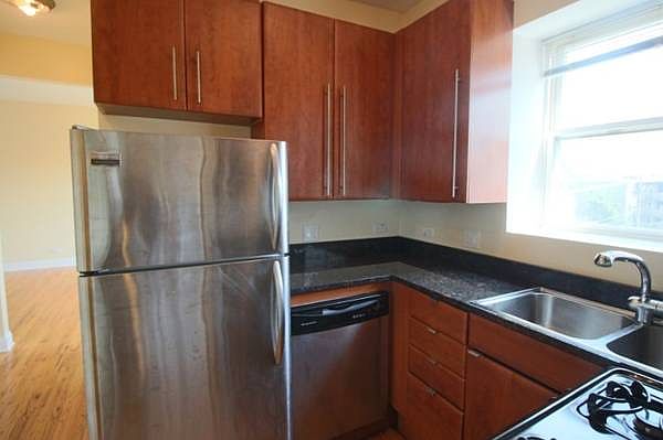 1st image of 3853 W Ainslie St APT 3