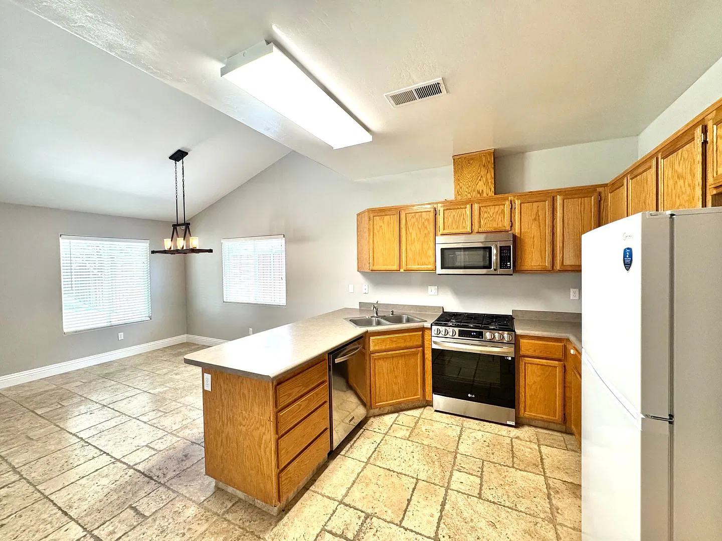 Beautiful 3 Bedroom Home for Rent! — Photo 3