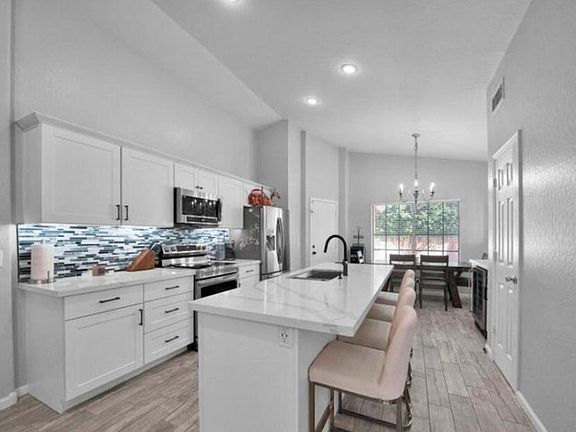 3rd image of 721 W Oxford Ln