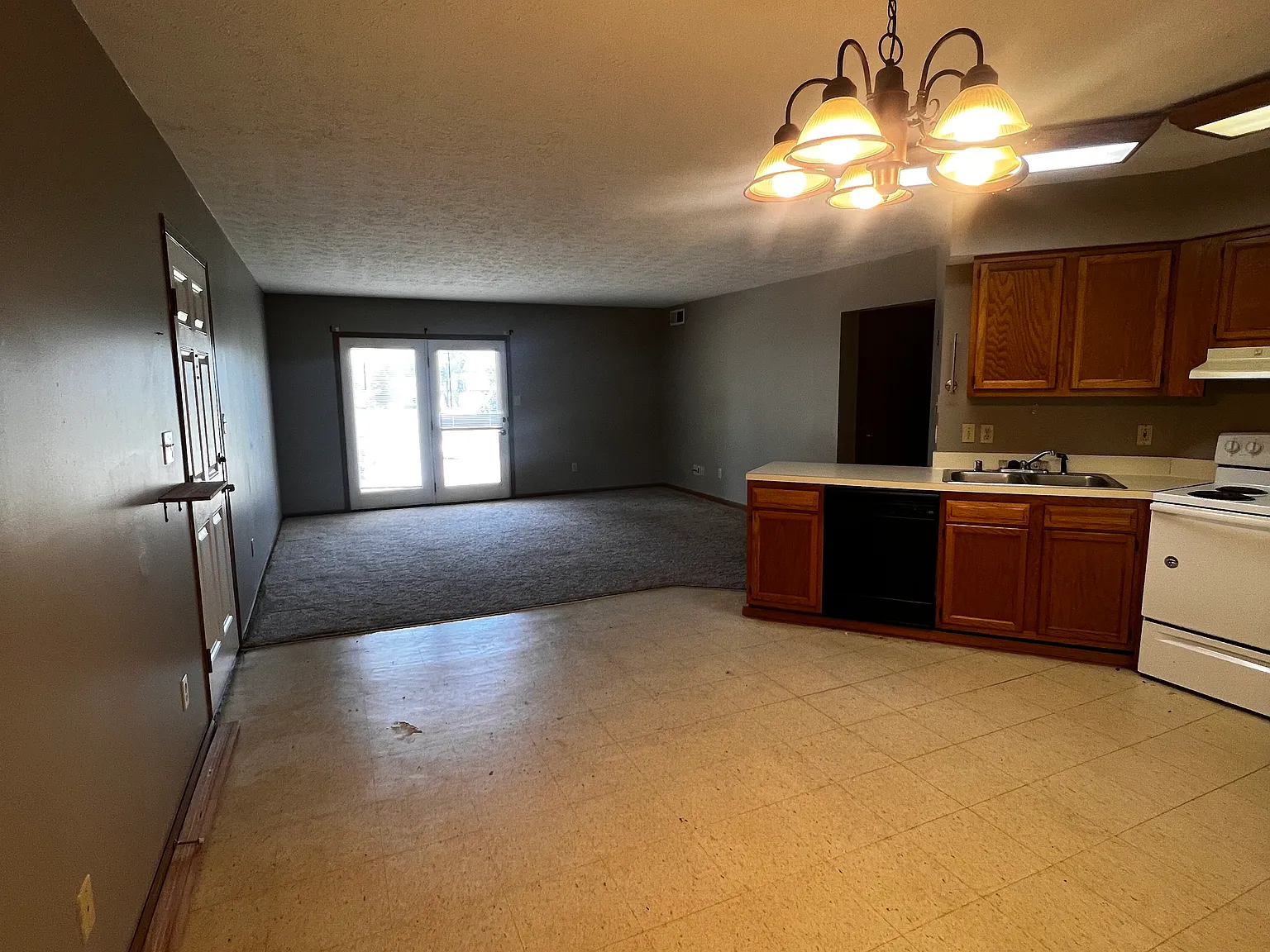 3 bed, $1,300 — Photo 2