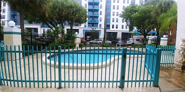 2nd image of 522 NE 1st Ave APT 27