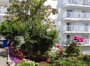 1180 Esquimalt Rd #211, Esquimalt, BC V9A 3N8