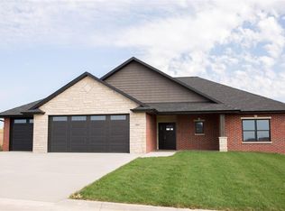 206 Angela Jean Cir, Peosta, IA 52068