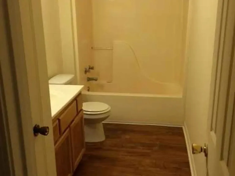 Royal Oaks Apts — Photo 10