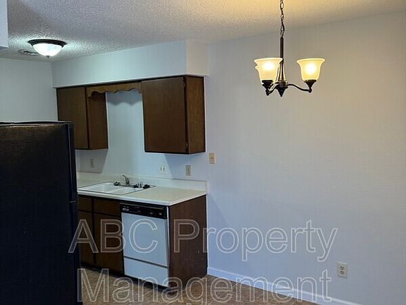 4th image of 1210 W Bishop Dr