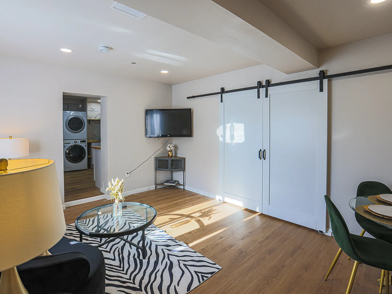 5 bed, 1500 sqft, $2,900 — Photo 2