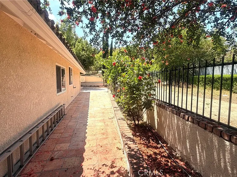 1571 Kiowa Crest Dr — Photo 13