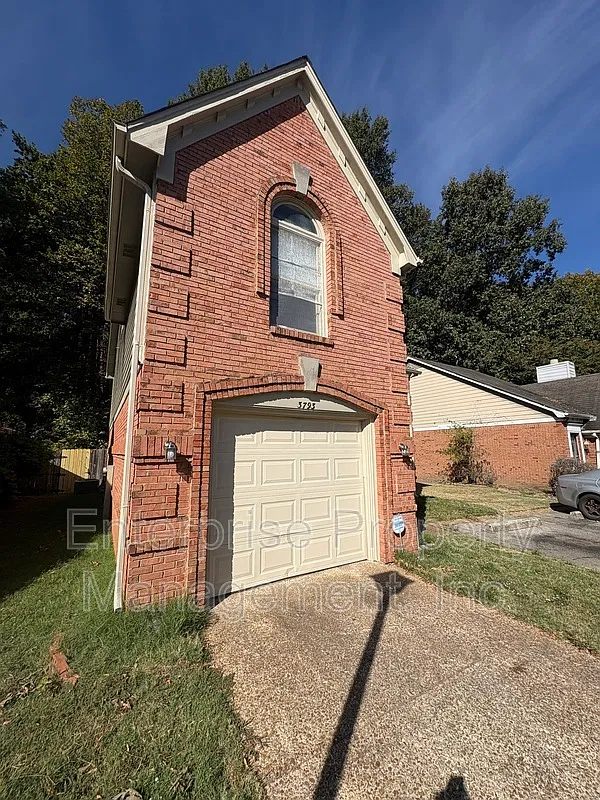 3 bed, 2.5 bath, 1756 sqft, $1,795 — Photo 2
