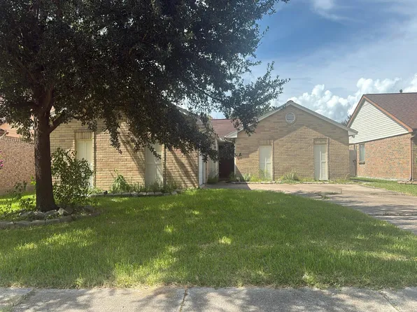 10901 Pecan Dr, La Porte, TX 77571