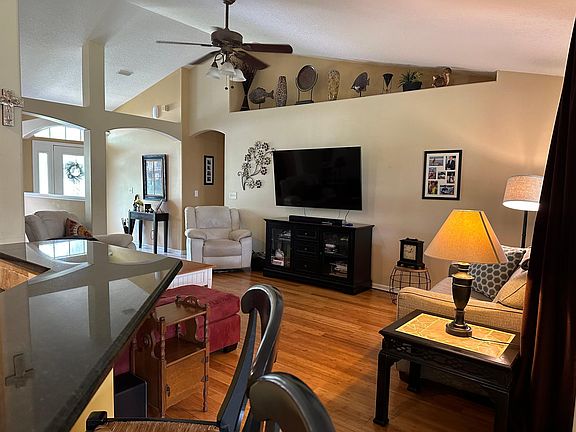 4th image of 292 W Silverthorn Ln