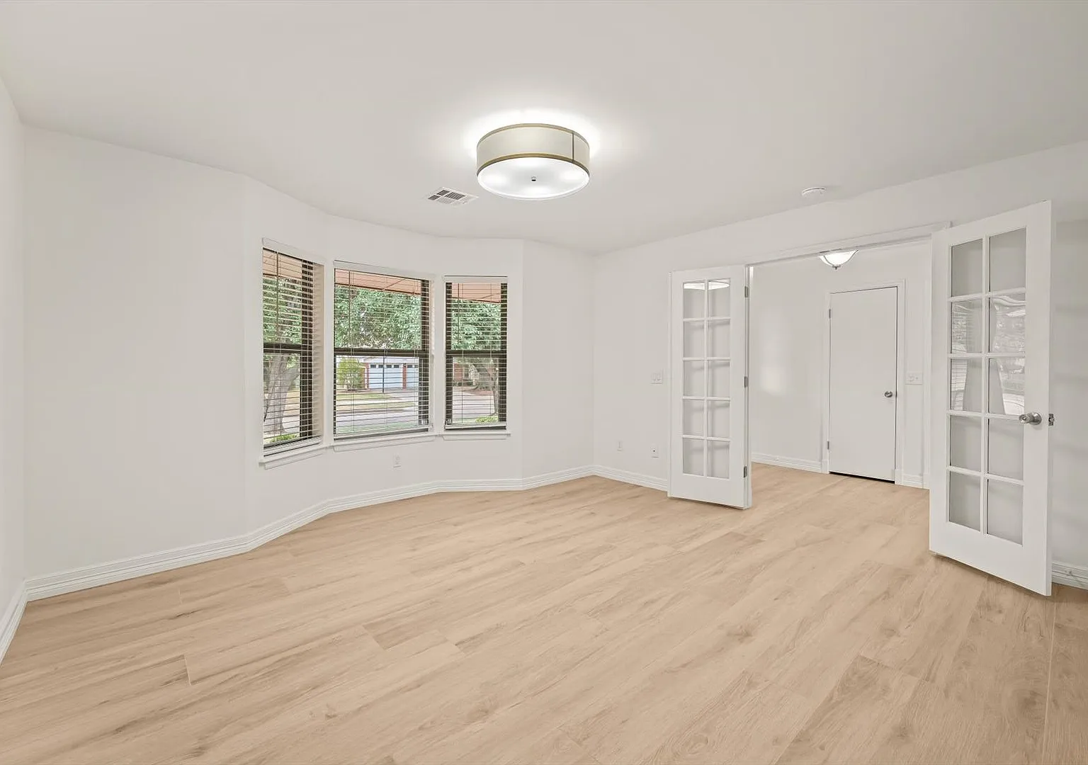 Freshly Remodeled 3 Bed / 2 Bath in Edmond | Steps from Oklahoma Christian University — Photo 3