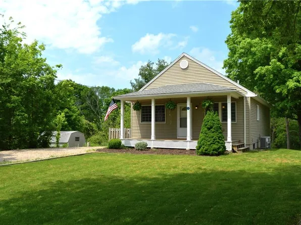 24 Maxson St, Ashaway, RI 02804