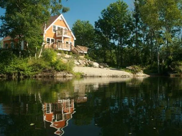 15 Mountain Rd, Rockland, ME 04841