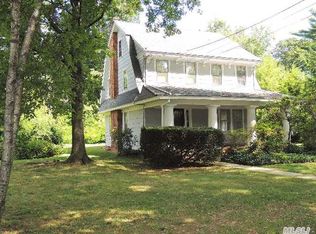 15 Fairview Ave, Williston Park, NY 11596