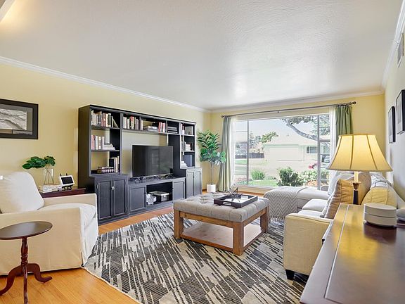 2nd image of 587 Cambridge Dr