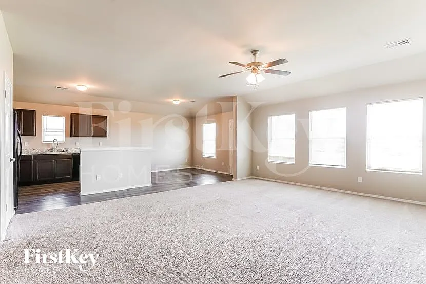 4 bed, 2.0 bath, 1928 sqft, $2,155 — Photo 4