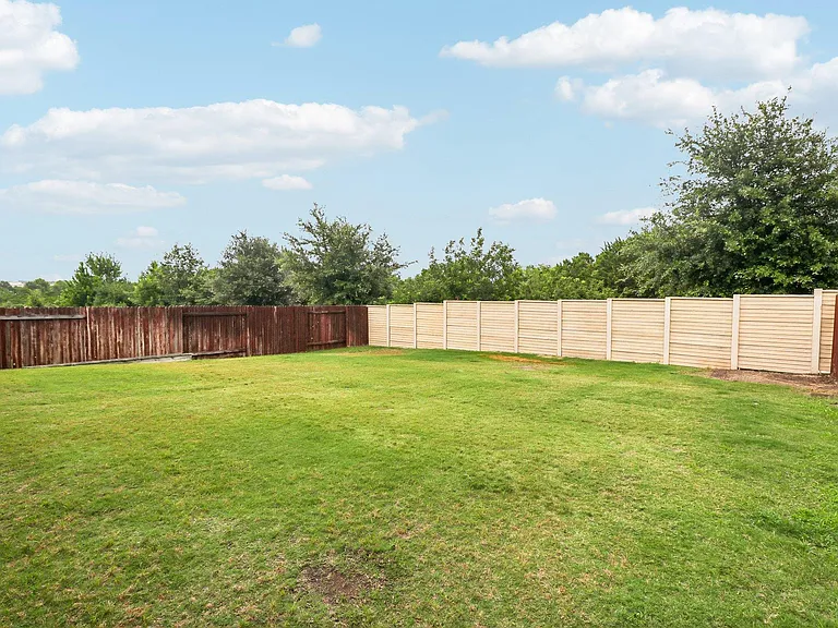 616 Sigourney Way — Photo 24