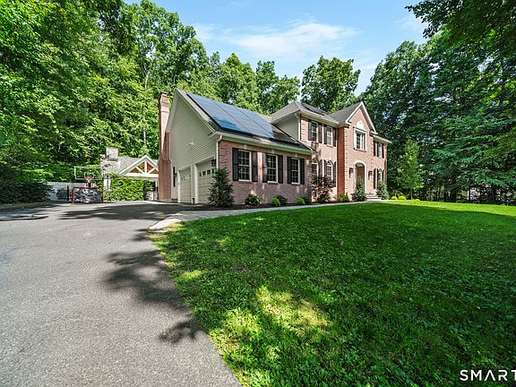 3rd image of 6 Little Valley Road