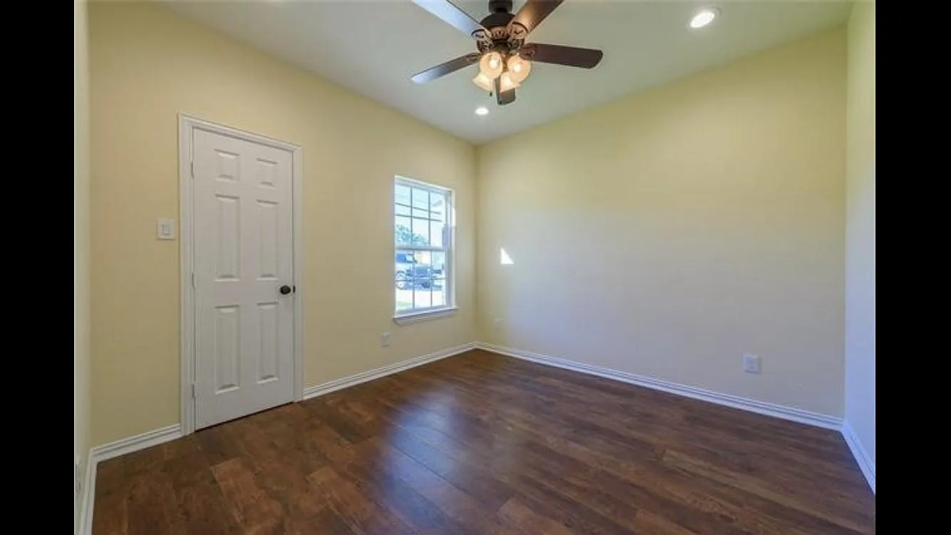 9014 Winterset Ave — Photo 3