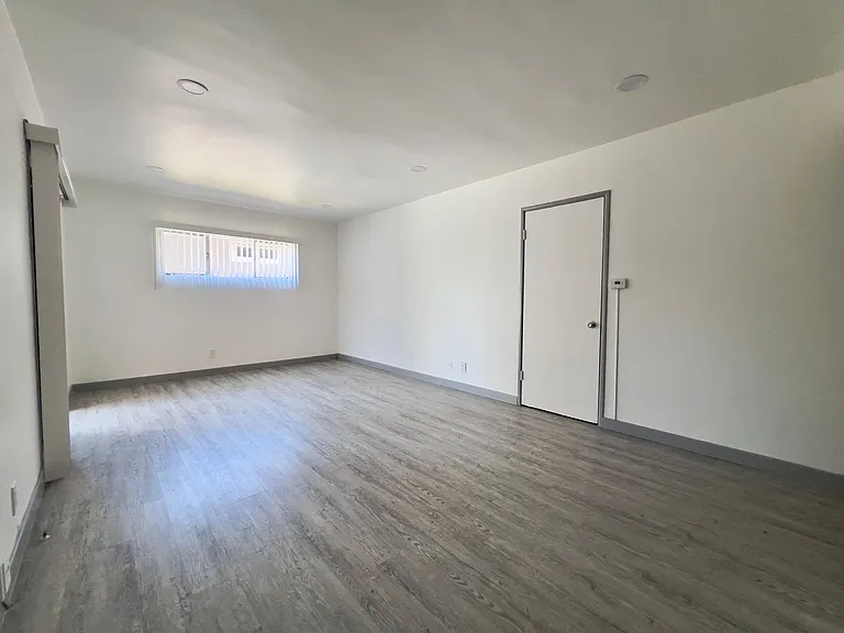 10942-10948 Crenshaw Blvd (Hexagon Eagles LLC) — Photo 3