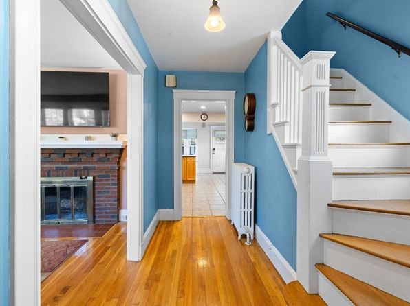 52 Crown St, Milton, MA 02186