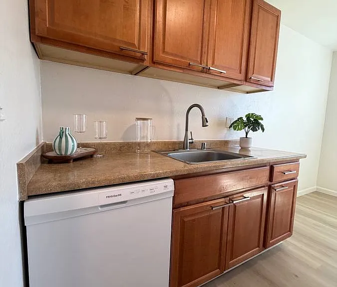 Shearwater Apartments — Photo 18