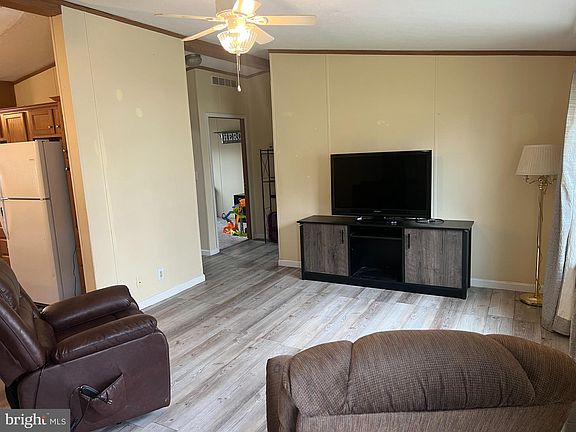 5th image of 115 Dawn St